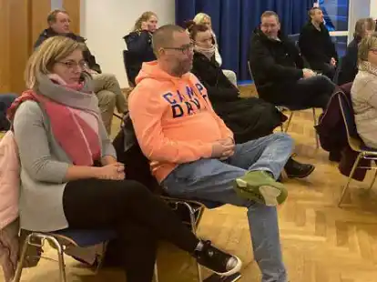 Zahlreiche Post-Vac Betroffene waren zum Gesundheitsausschuss des Landkreises Aurich nach Ihlow gekommen. Ann-Katrin Kruse (vorne links) &auml;u&szlig;erte im Ausschuss Kritik am Umgang des Gesundheitsamts  mit dem Thema.