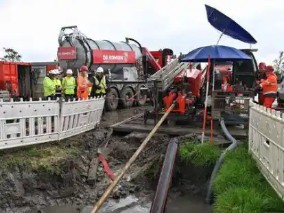 Hightech auf dem Acker: Bei Suurhusen f&uuml;hrte eine Horizontalbohrung unter der Bahnstrecke und dem Knockster Tief hindurch.