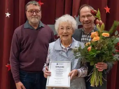 75 Jahre im Oldenburger Singverein (von links):  Manfred Jansen gratulierte der Jubilarin  Edith Rakelmann zusammen mit Dr. Klaus Th&ouml;rner.