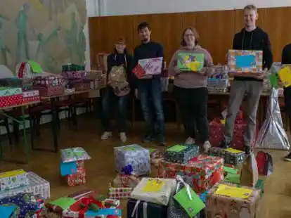 Bereiten die Bescherung vor (von links): Anne Ahlers-Bolting, Eike Buss, Paulina Hybrant, Johannes Brandmaier und Oliver Sings von der Rasteder Wunschbaumaktion.