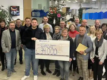 Die Vertreter der Vereine und Einrichtungen konnten sich &uuml;ber insgesamt 34.000 Euro der Volksbank freuen.