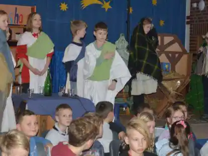 Josef und Maria (v.r.) danken Gott, dass sie eine Herberge gefunden haben.