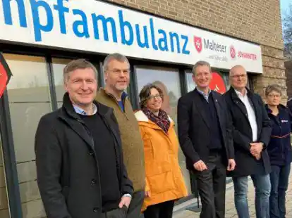 Landrat Dr. Christian Pundt (von links), Dr. Leonhard Hamschmidt und Petra Debbeler vom Gesundheitsamt sowie B&uuml;rgermeister Ralf Wessel, Frank Flake (Bereichsleiter Notfallvorsorge der Malteser), Impfambulanz-Leiterin D&ouml;rthe Stukenborg und Christian Gallikowsky (Johanniter) zogen eine positive Bilanz der Arbeit der Mobilen Impfteams.