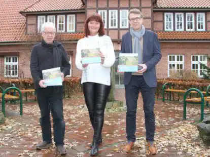 Haben im Rathaus bei B&uuml;rgermeisterin Antje Oltmanns ihren neuen Bildband &uuml;ber die Gemeinde D&ouml;tlingen vorgestellt: Peter Kratzmann (links) und Bernd Oeljeschl&auml;ger.