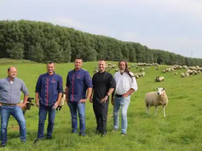Bringen die Biosph&auml;ren-Bratwurst vom Deichlamm auf den Tisch: (von links) Jochen Fass (Deichsch&auml;ferei Voslapper Groden), Marco und Stefan Hamacher (Fleischerei Hamacher, Neustadtg&ouml;dens), Matthias Zimmermann (Atlantic Hotel Wilhelmshaven).