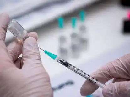 Ein Mitarbeiter der Corona-Impfaktion bereitet Biontech-Dosen vor. (Symbolbild)