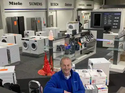 Nach 24 Jahren gibt Thomas Schl&ouml;mer das Hausger&auml;te-Gesch&auml;ft &bdquo;Euronics Schl&ouml;mer&ldquo; an der Wilhelm-R&ouml;ntgen-Stra&szlig;e 3 in Cloppenburg an das Unternehmen &bdquo;Electroplus 2000&ldquo; (Edewecht-Friedrichsfehn) ab.