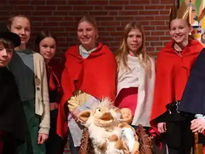 Erz&auml;hlen die Weihnachtsgeschichte: Die Schauspielerinnen und Schauspieler des Krippenspiels