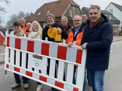 Weg mit der Absperrung: Oberb&uuml;rgermeister J&uuml;rgen Krogmann (rechts) mit Vertretern der Stadt, der Baufirmen und des OOWV.