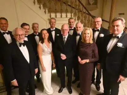 Der Vorstand des &bdquo;Kleinen Kreises&ldquo; begr&uuml;&szlig;te Ehrengast Norbert Lammert (7. von links)