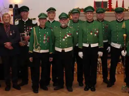 Gemeinsames Foto beim Rockappell der Wildeshauser Sch&uuml;tzengilde (von links): Hergen Stolle, Otto B&ouml;ttcher, Detlev Hohn, Detlev Horst, Wolfgang Niester, Uwe H&auml;hnel, Udo Weiselowski, Thomas Hentschel, Klaus Henke, Elmar Coert und Thorsten Niester