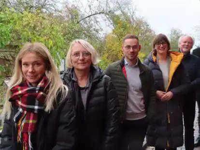 Freuen sich auf die weitere Kooperation (v.l.): Jana Claa&szlig;en (&Ouml;kowerk-Verwaltung), Ute Schulte-Kuper (Fallmanagerin Jobcenter), Andr&eacute; Jentzsch (Teamleiter Jobcenter), Dr. Katharina Mohr (Gesch&auml;ftsf&uuml;hrerin &Ouml;kowerk), Eckhard Lukas (Mitbegr&uuml;nder &Ouml;kowerk) und Bernd Lei&szlig; (Gesch&auml;ftsf&uuml;hrer Jobcenter).