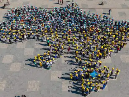 Hunderte Menschen formen die Umrisse der von Russland angegriffenen Ukraine:  Der Krieg hat in Europa (hier: Helsinki) eine Welle der Solidarit&auml;t entfesselt.