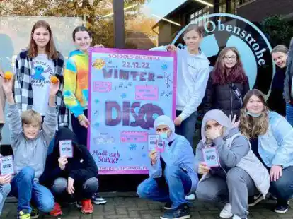 Erstmals wird in der Weberei in Varel eine Winter-Disco ab zw&ouml;lf Jahren auf die Beine gestellt. Damit daf&uuml;r auch an allen Schulen ordentlich Werbung gemacht werden kann, haben Sch&uuml;lerinnen und Sch&uuml;ler der Kunst-AG an der Oberschule Obenstrohe ein Plakat entworfen, das sie mit Martina Mrotzek (Leiterin der Kunst-AG, links) und Tim Efing (Weberei, rechts) vorgestellt haben.