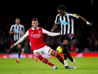 Arsenals Ben White (l) im Zweikampf mit Joe Willock.