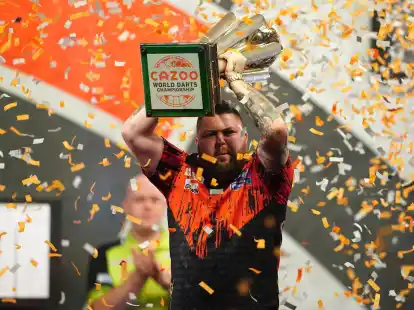 Michael Smith feiert mit der Sid Waddell Troph&auml;e seinen Finalsieg.
