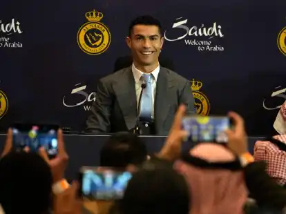 Cristiano Ronaldo w&auml;hrend einer Pressekonferenz zu seiner offiziellen Vorstellung beim Fu&szlig;ballverein Al Nassr.