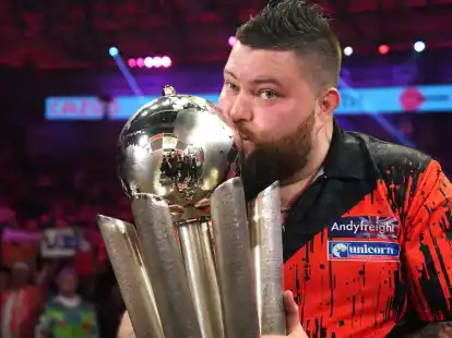 Der Engl&auml;nder Michael Smith k&uuml;sst nach seinem WM-Sieg die Sid Waddell Troph&auml;e.