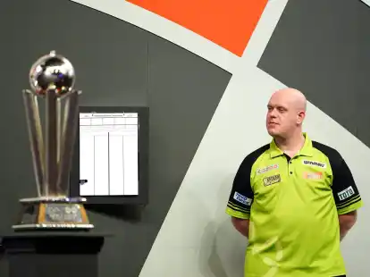 Der Niederl&auml;nder Michael van Gerwen blickt nach dem verlorenen Finale auf die Sid Waddell Troph&auml;e.