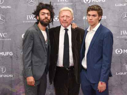 Boris Becker (m) mit seinen S&ouml;hnen Noah (l) und Elias (r) bei der Verleihung der Laureus World Sports Awards 2020 in Berlin.