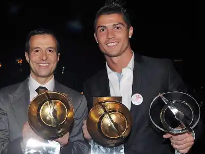 Jorge Mendes (l) soll Berichten zufolge nicht mehr Berater von Ronaldo sein.