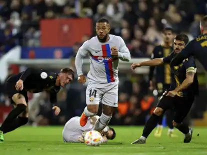 Memphis Depay (M) vom FC Barcelona in Aktion.
