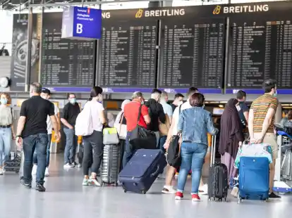 Passagiere auf dem Flughafen in Frankfurt am Main. Wer aus China einreist, muss sich auf Corona testen lassen.