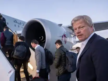 Bayern-Boss Oliver Kahn beim Abflug in M&uuml;nchen.