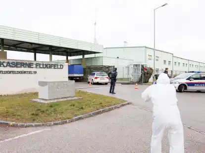 Polizisten am Einsatzort nach dem Schusswechsel in der Flugfeld-Kaserne in Wiener Neustadt.
