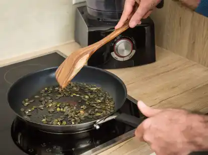 K&uuml;rbiskerne lassen sich sowohl im Ofen als auch in der Pfanne r&ouml;sten.