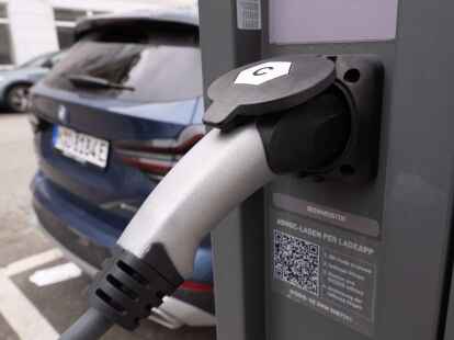 Der Ausbau des E-Ladenetzes hinkt der wachsenden Zahl von Elektroautos weiter hinterher.