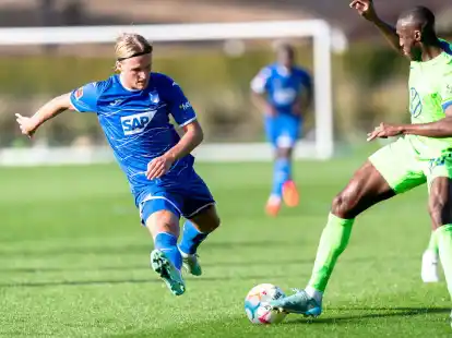 Kampf um den Ball:&nbsp;Hoffenheim-Neuzugang Kasper Dolberg (l) und Wolfsburgs Josuha Guilavogui.