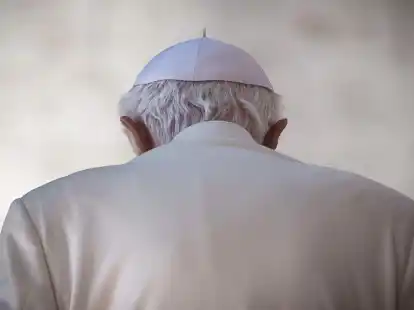 Papst Benedikt XVI. geht nach seiner letzen Generalaudienz auf den Petersplatz vom Podium (Februar 2013).