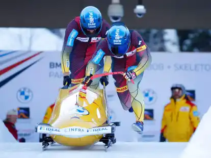 Francesco Friedrich (vorne) und Thorsten Margis beim Zweierbob-Weltcuprennen am Start.