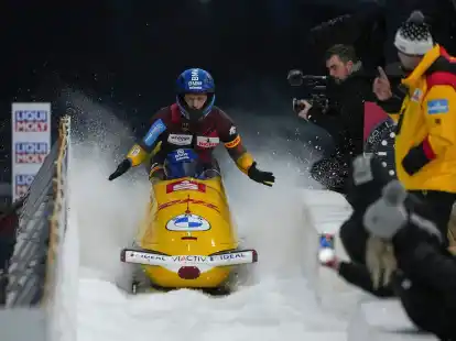Auch im Vierer-Bob erfolgreich: Francesco Friedrich feiert mit Thorsten Margis, Candy Bauer und Alexander Sch&uuml;ller den Sieg.