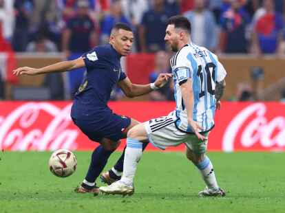 Lionel Messi (r) setzte sich bei der Wahl vor Kylian Mbapp&eacute; durch.