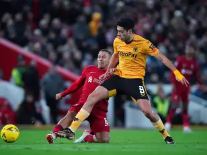 Liverpools Thiago (l) im Zweikampf mit Raul Jimenez von den Wolverhampton Wanderers.