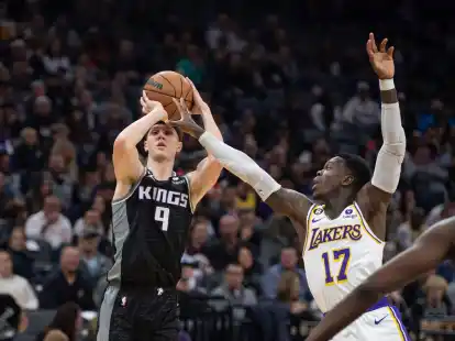 Dennis Schr&ouml;der (r) von den Los Angeles Lakers versucht Sacramentos Kevin Huerter zu blocken.