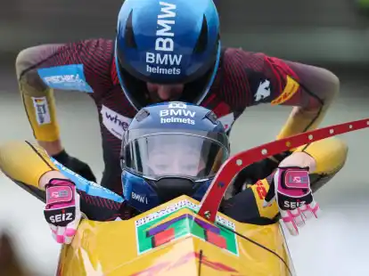 Laura Nolte (vorne) und Anschieberin Neele Schuten siegten im Zweierbob.