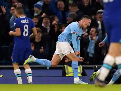 Phil Foden (M) erzielte den dritten City-Treffer gegen Chelsea.