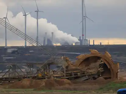 Blick auf Garzweiler II . Das Dorf L&uuml;tzerath soll zur Erweiterung des Braunkohletagebaus Garzweiler II abgebaggert werden.