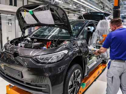 Bei dem Spitzentreffen von Kanzler Scholz mit der Autoindustrie werden etwa die Chefs der Autokonzerne Mercedes, VW und BMW erwartet.