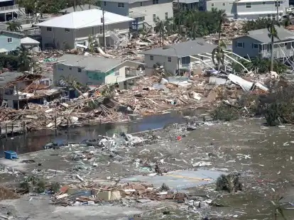 Die Luftaufnahme zeigt schwere Sch&auml;den nach dem Hurrikan Ian in Fort Myers in Florida.