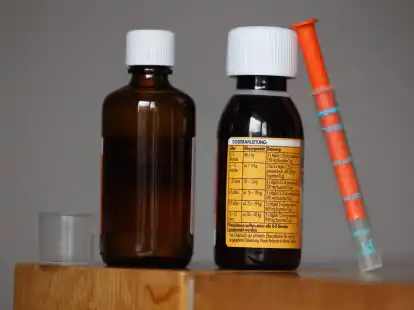 Fiebers&auml;fte f&uuml;r Kinder: links mit dem Wirkstoff Paracetamol, rechts mit dem Wirkstoff Ibuprofen.