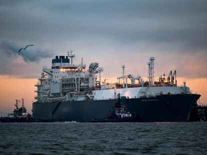 Das Spezialschiff &laquo;H&ouml;egh Esperanza&raquo;  dient als schwimmende Plattform, um Fl&uuml;ssigerdgas (LNG)&nbsp;anzulanden und zu regasifizieren.