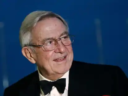 Der ehemalige K&ouml;nig Konstantin II. von Griechenland trifft im Yacht Club of Greece in Pir&auml;us in der N&auml;he von Athen ein (2014). Am Dienstag ist er im Alter von 82 Jahren gestorben.