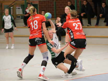 Gingen nicht zu Boden: Die TVN-Handballerinnen um Leonie Voigt (am Ball) erk&auml;mpften sich gegen Hollenstedt ein 26:26.