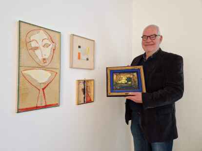 Zeigt die Vielseitigkeit des K&uuml;nstlers: Galerist Frank Giesen mit vier Werken der Ausstellung &bdquo;Spolia&ldquo; von Martin Paulus