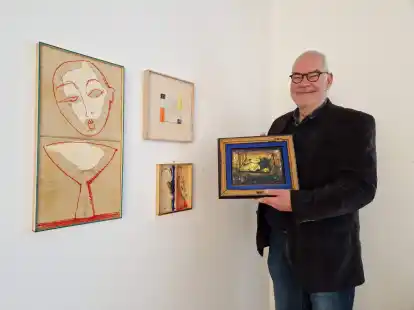 Zeigt die Vielseitigkeit des K&uuml;nstlers: Galerist Frank Giesen mit vier Werken der Ausstellung &bdquo;Spolia&ldquo; von Martin Paulus