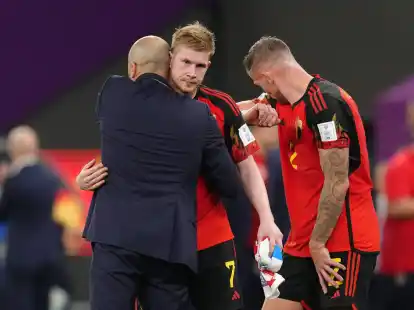 L&auml;sst sich von Trainer Roberto Martinez (l)&nbsp;tr&ouml;sten:&nbsp;Belgiens Kevin De Bruyne.